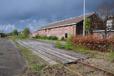 836387 Gezicht op het terrein en de gebouwen van de voormalige Bovenbouwwerkplaats van N.S. (2e Daalsedijk 14) te Utrecht.